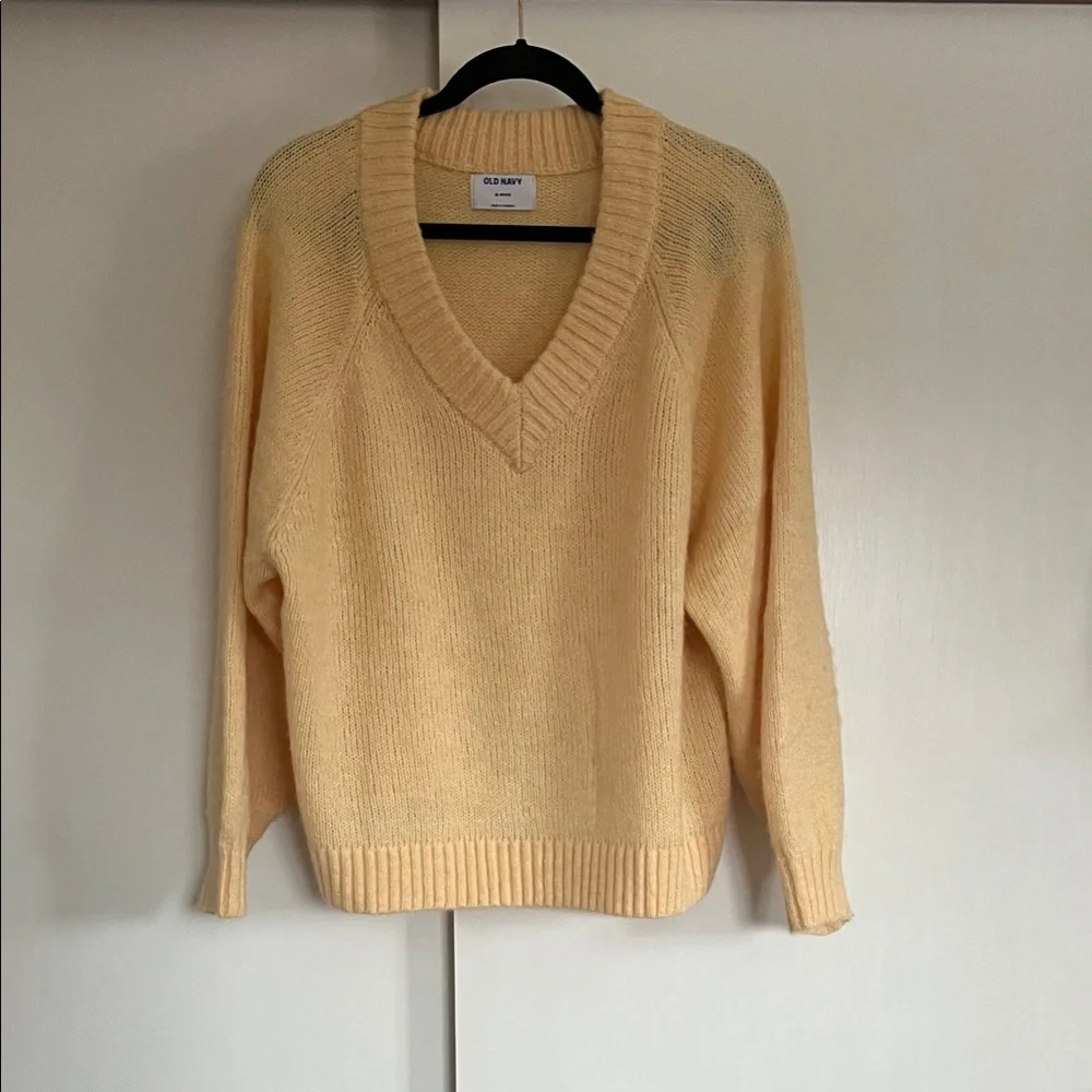 XLP | GAP Women's V-Neck Sweater in light yellow - Picture 1 of 7